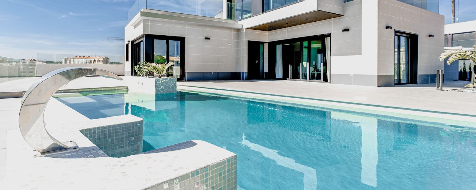 Piscine d'une villa avec une eau turquoise limpide, entretenue par Peace in Blue entre Cassis et Toulon